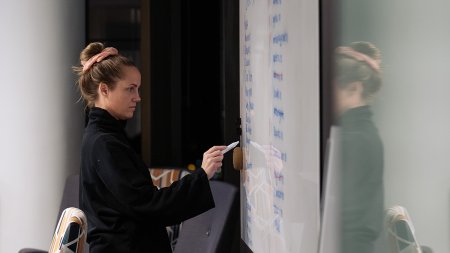 CRO-ekspert Monica Solberg skriver med tusj på ei hvit tavle