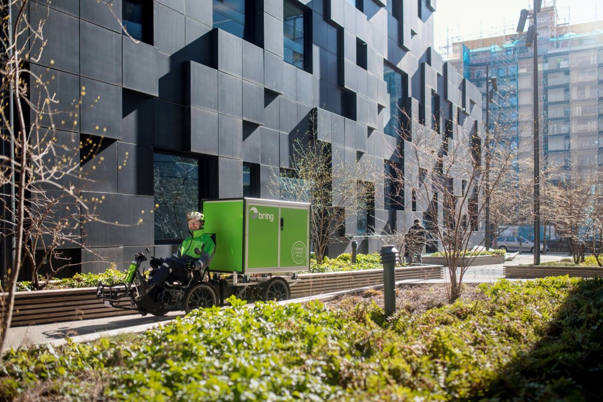 En Bring-ansatt som sykler på en elsykkel