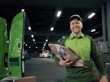 Bringansatt håndterer pakke på terminal.
