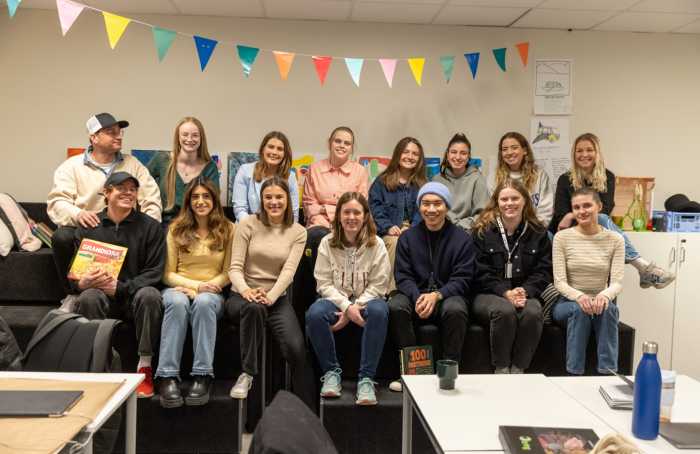 Gruppebilde av 15 studenter