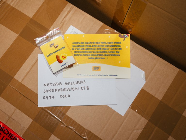 Bilde av DM som ble sendt i posten. Inneholdt et kort med budskapet og en mandel.