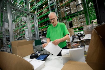 På lageret hos Shelfless har de ansatte god hjelp i automatikk.
