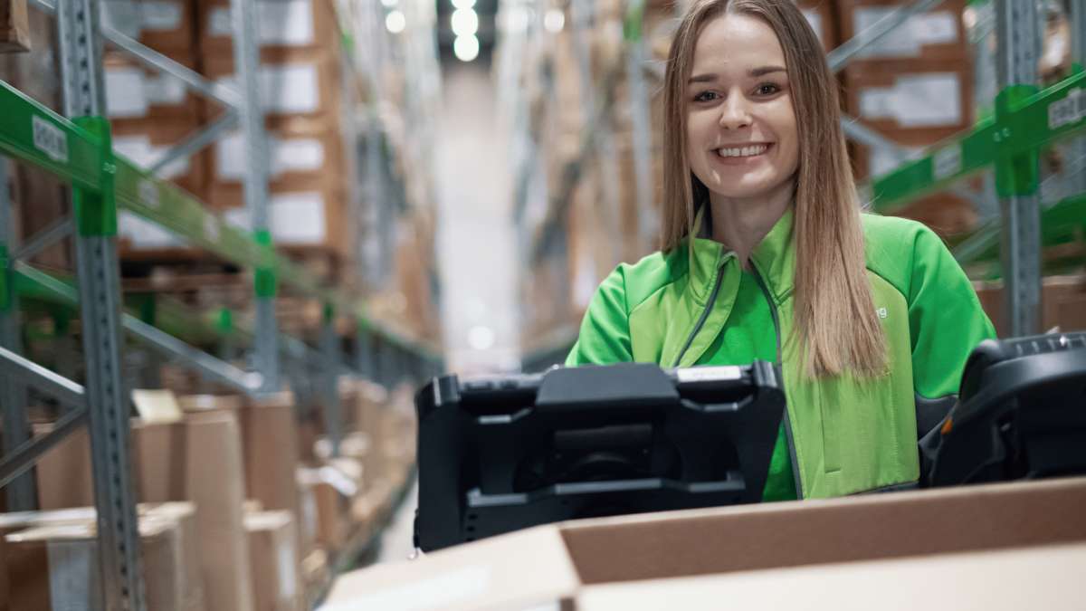 En Bring-ansatt på et fulfilment-lager