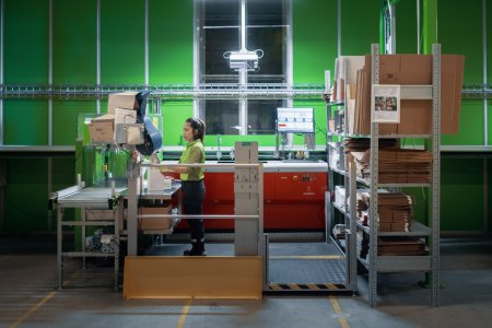 En Bring-ansatt på et Shelfless-lager