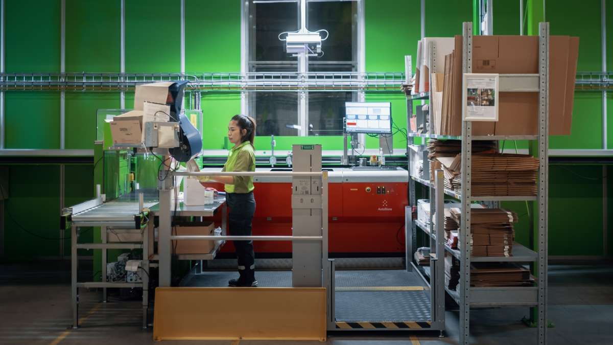 En Bring-ansatt på et Shelfless-lager