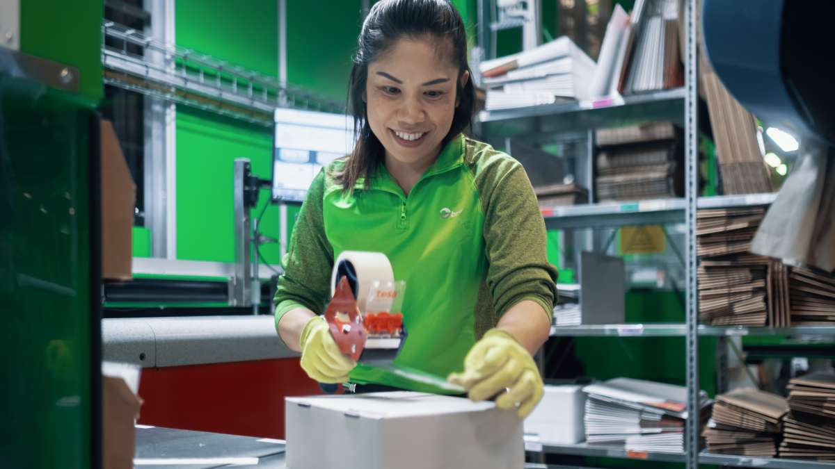 En Bring-ansatt som teiper igjen en pakke