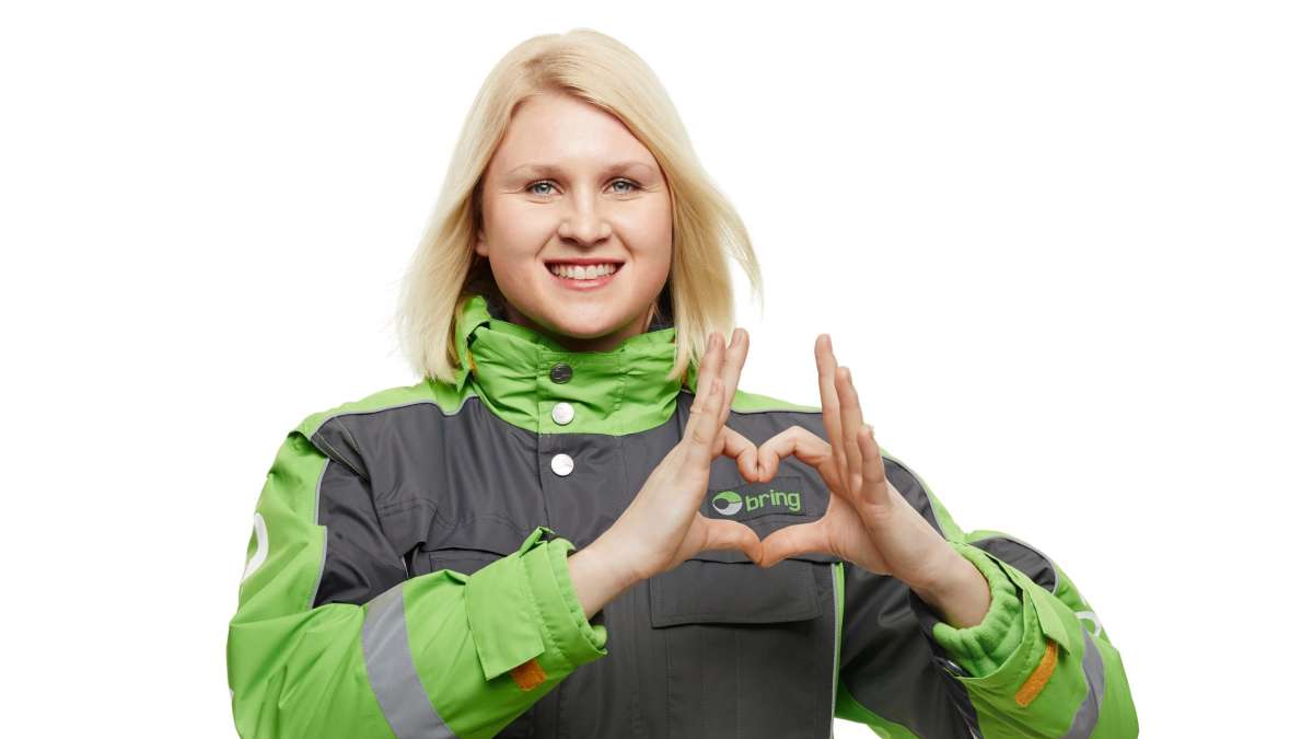 Bringansatt former et hjerte med fingrene.