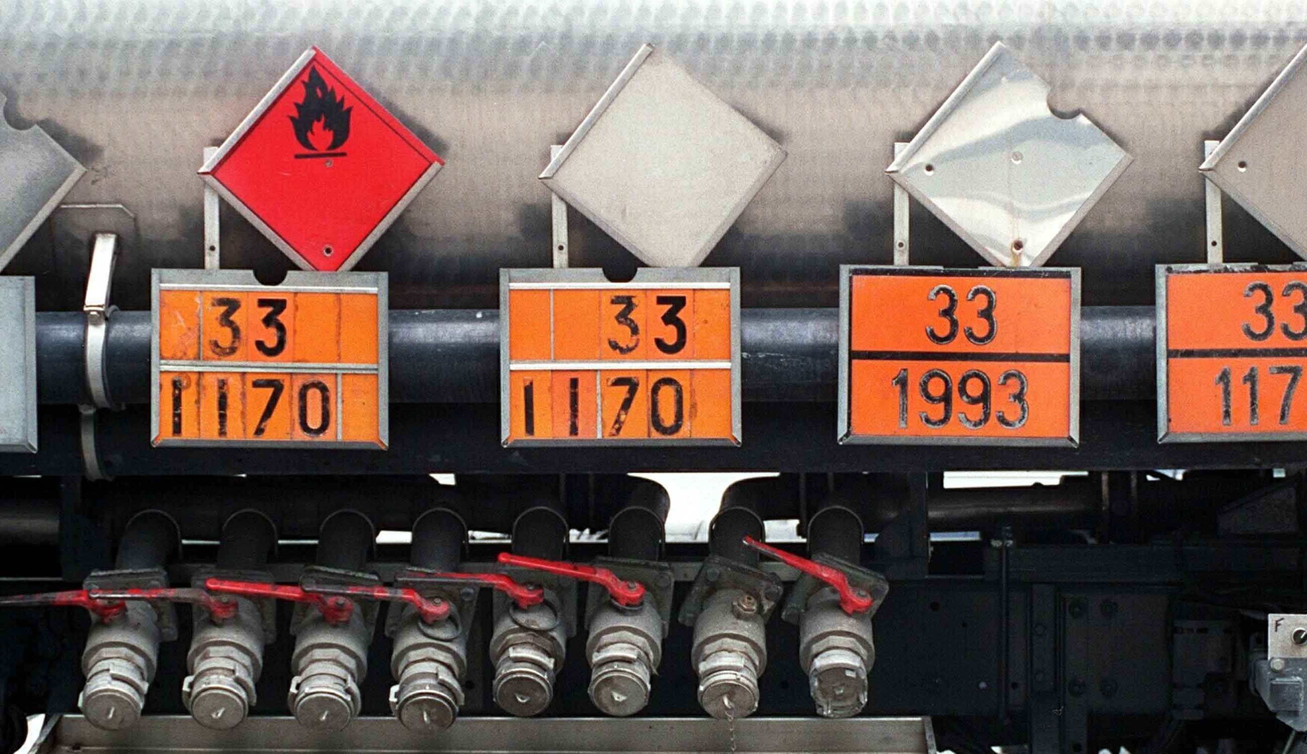 Ulike UN-nummer (identifikator for ulike stoffklasser) tydelige plassert på siden av en tankbil.
