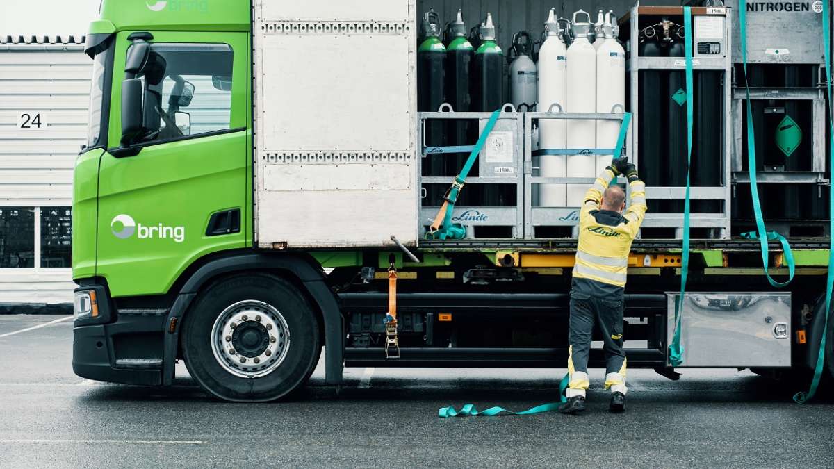 En Bring-lastebil som er lastet med gassbeholdere