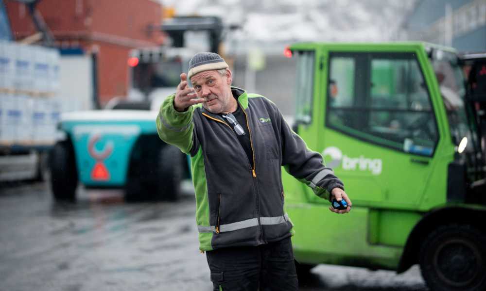 Bring-ansatt i aksjon foran truck, på Brings terminal ved Oslo Havn.