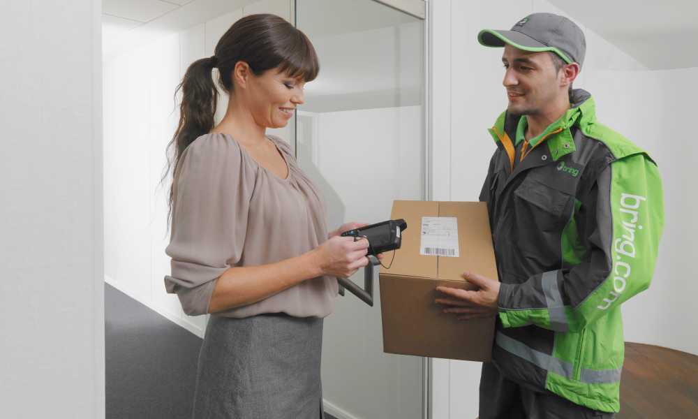 Bring-bud leverer pakke til kunde, som signerer for mottaket.