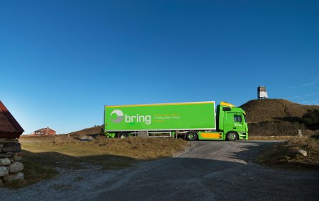 Bring lastebil på mindre landsvei.