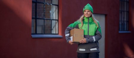 Kvinnelig bring-bud med pakke under armen.