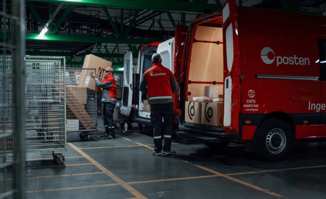 To Posten-ansatte laster en bil med pakker