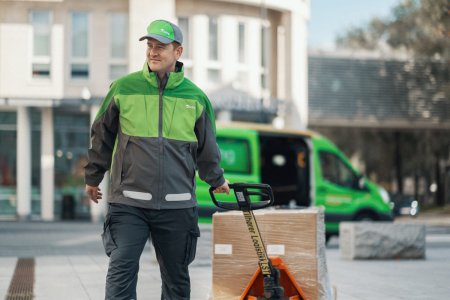 Et Bring-bud som leverer en stor pakke på en tralle