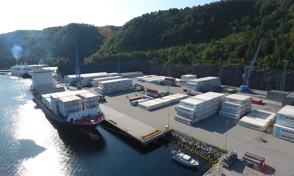 Containere containerservice containeretjenester stevedoring stevedoor måløy ålesund flatholmen lasting lossing maersk skip fisk klippfisk