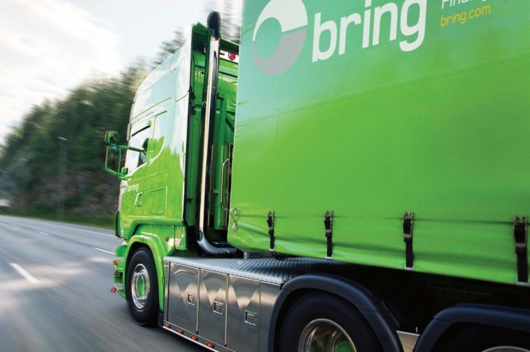 En Bring lastebil kjører på en vei